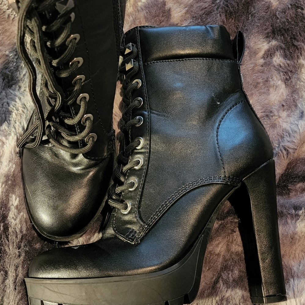 Heeled boots